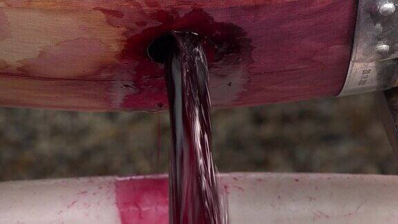 波尔多葡萄园酒桶发酵过程中的葡萄酒混合