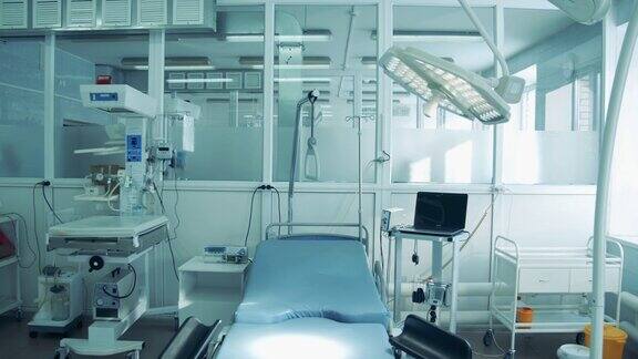 空着的产科病房里的现代化设备