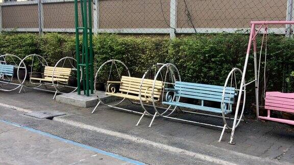 椅子在公园的篱笆旁边