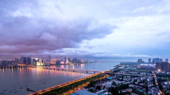 白天杭州的和现代建筑在河边时光流逝