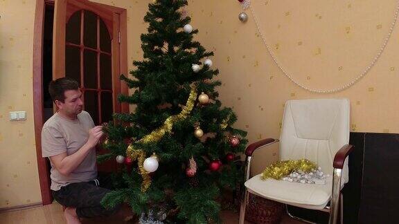 一名男子拆除家中的圣诞树