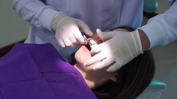 牙科医生在牙科诊所复制模型牙齿