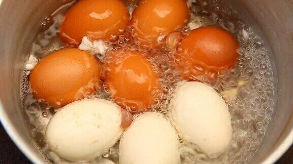 在锅里煮鸡蛋