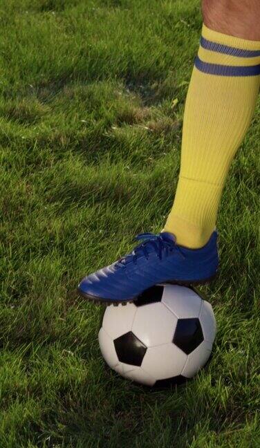 足球运动员穿袜子的特写缓慢的运动足球世界杯