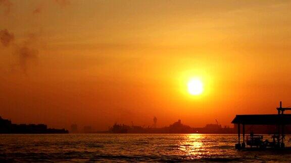 泰国河上美丽的日落