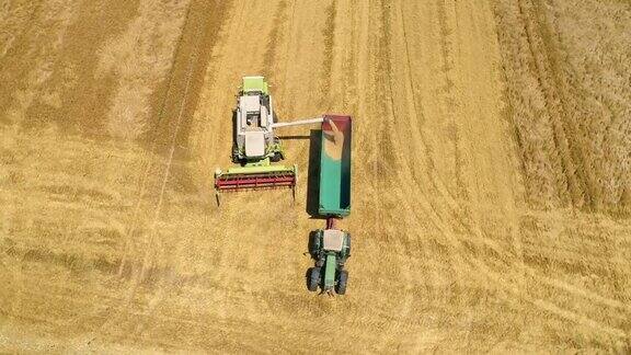 空中联合收割机和拖拉机收割小麦