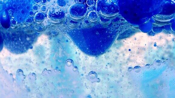 玻璃后的油和水与墨水的泡沫