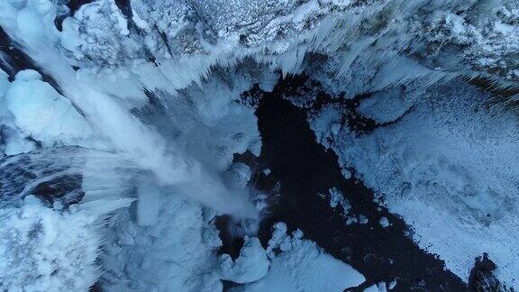 冰岛的秘密冰冻瀑布垂直上升