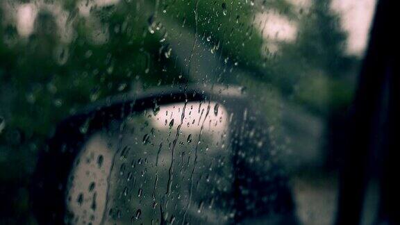 雨点滴落在车窗玻璃上雨天内景