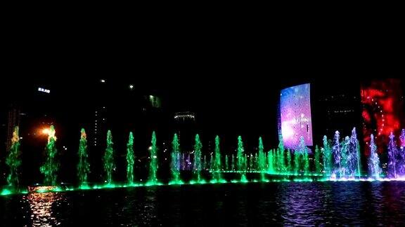 音乐喷泉色彩斑斓的灯光和现代化的建筑