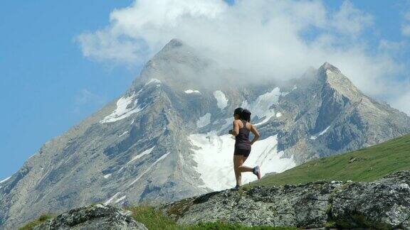 一个成年女性跑过冰川山脉
