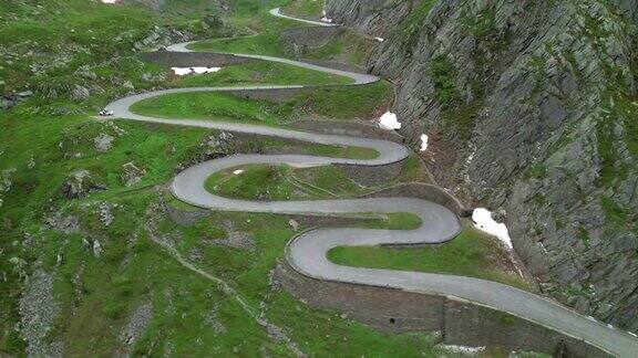 鸟瞰图:瑞士一条蜿蜒上山的发夹公路