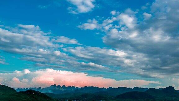 山脉和云彩的延时摄影