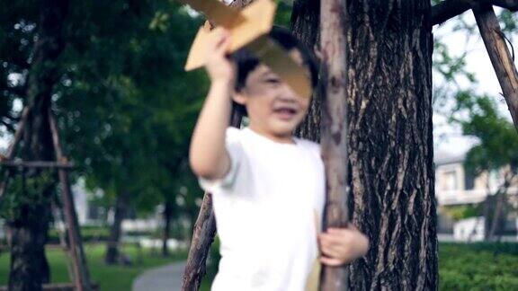 男孩在树上玩纸飞机