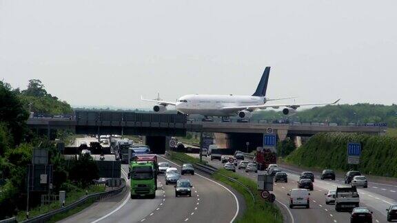 飞机从高速公路桥上滚过