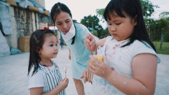亚洲姐妹和姐妹快乐吃冰淇淋