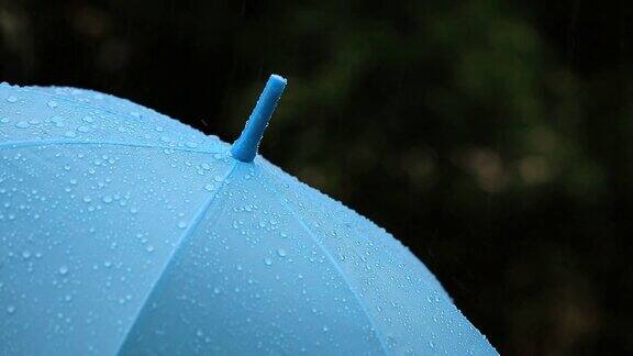 雨水从伞上落下