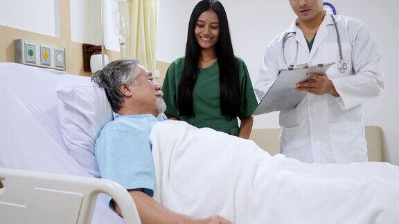 医生和护士告诉老病人他的医疗检查结果医生在病房给病人看病历医生解释干预的副作用