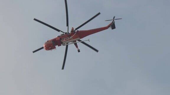 火直升机近距离观察飞行在空中