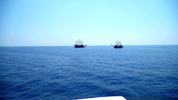 两艘海盗船