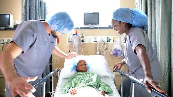 非裔美国女孩在医院和医生在一起