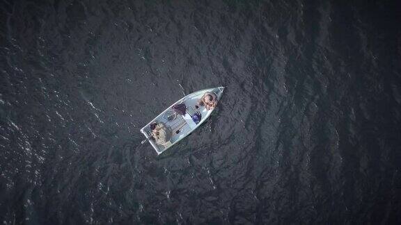 鸟瞰图渔民捕鱼从一艘船
