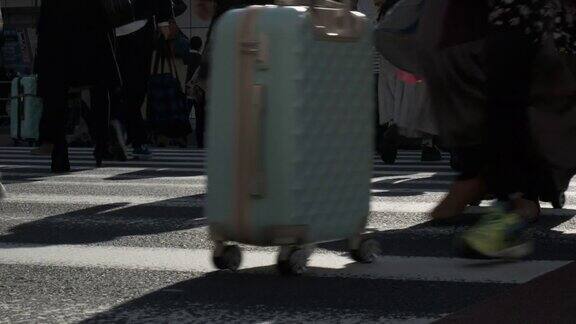 日本东京新宿人行横道上的人群