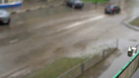 汽车在雨中行驶在被洪水淹没的道路上慢镜头