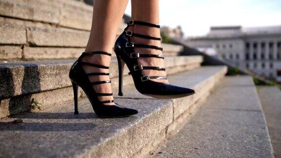 穿着高跟鞋走在城市的楼梯上