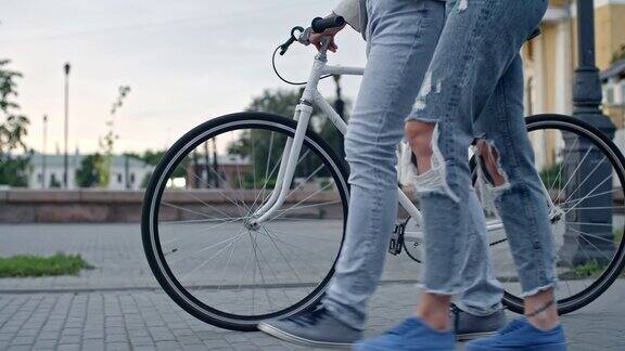情侣推着自行车散步