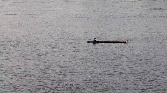 河中木船上的渔夫