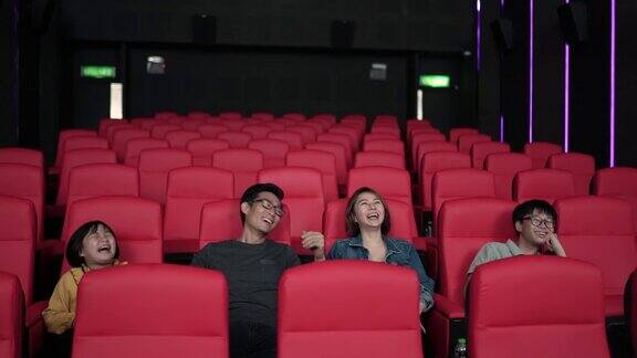 周末亚洲华人家庭在电影院看电影