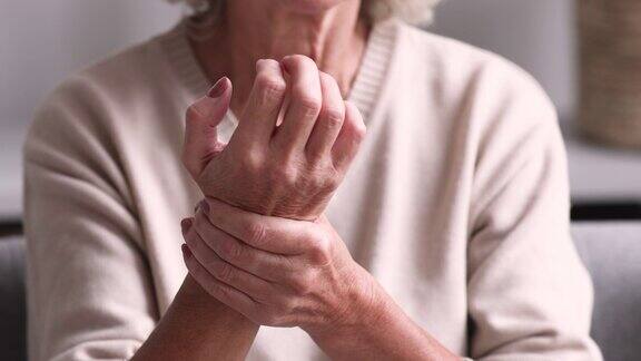 老奶奶按摩患有风湿性关节炎的手