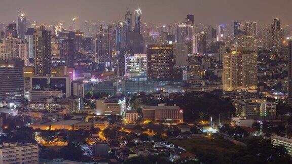 鸟瞰图ฺ曼谷路口或与汽车交通的摩天大楼曼谷市中心的夜晚泰国