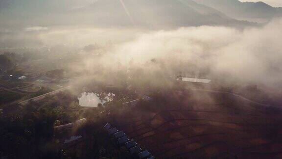 小村庄被雾笼罩的鸟瞰图