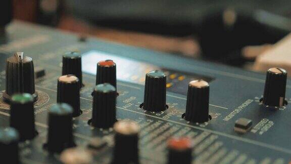 录音室混音台与工程师或音乐制作人音频生活方式控制台混音