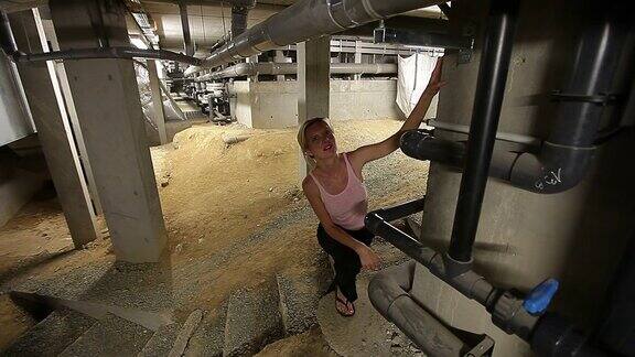 女工程师正在视察一个大型技术工厂的地下