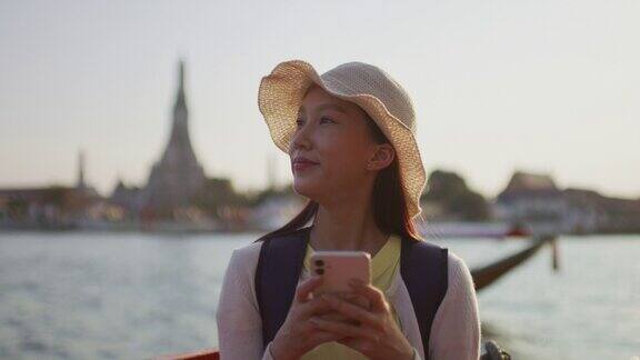年轻的亚洲游客在泰国用手机搜索旅游信息