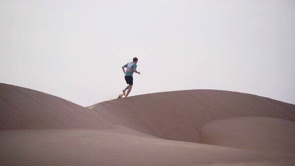 越野跑者在沙漠的沙丘上奔跑