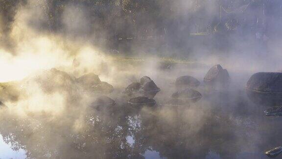 在泰国南邦的蔡森国家公园日出与温泉大约70-80摄氏度的温泉在岩石地形上
