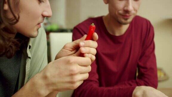 一个年轻人正在告诉他的朋友关于红辣椒的事