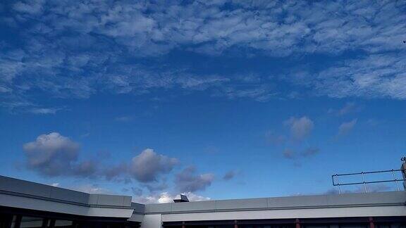 云在现代建筑的屋顶上飞舞