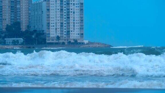 波涛汹涌的大海和蓝色的巨浪映衬着这个沿海城市