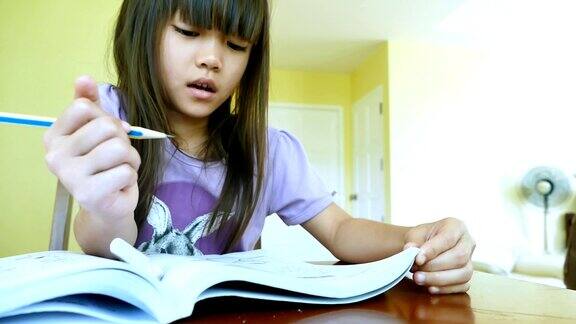 一个亚洲小女孩在做作业