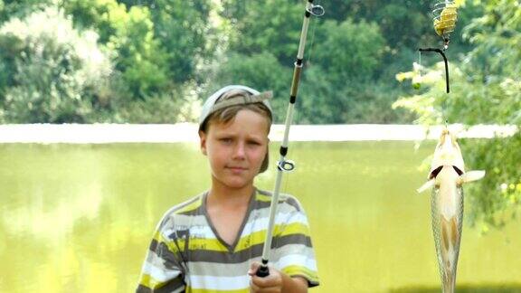 年轻的白人男孩与钓鱼杆和鱼