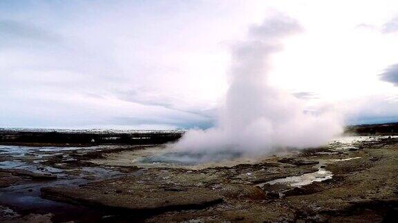 冰岛的斯特罗库尔间歇泉正在喷发