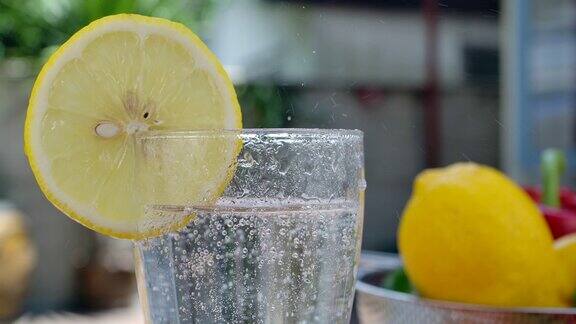 苏打柠檬水在透明的玻璃杯里