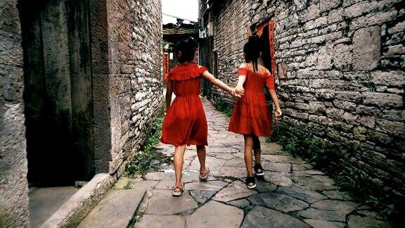 中国贵州安顺小女孩们在一条老胡同里散步
