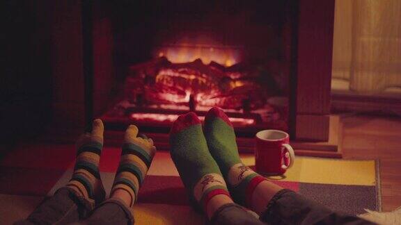 冬天在壁炉旁穿着羊毛袜子的脚