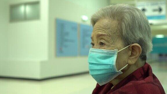 高级妇女在医院戴医用口罩